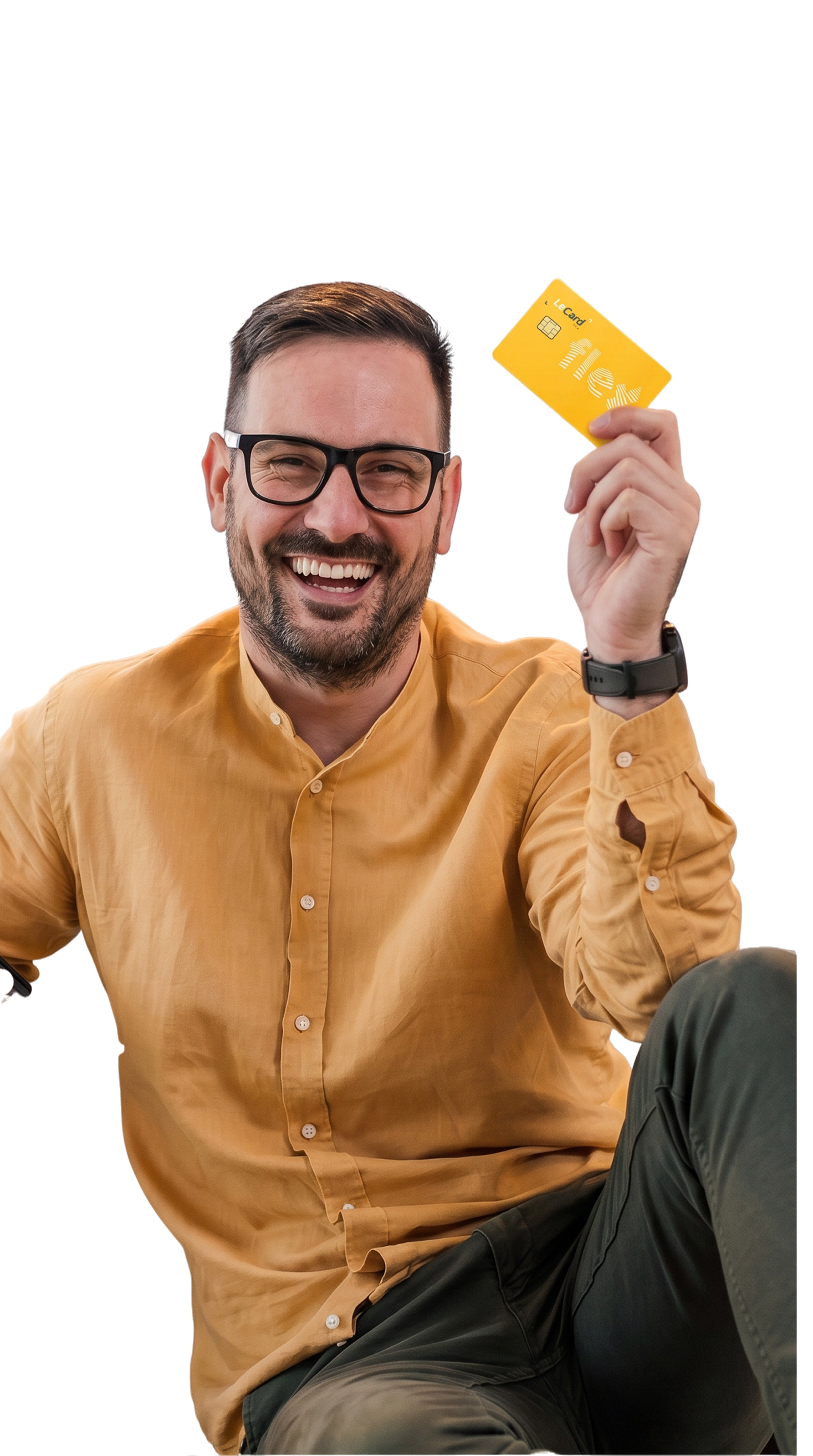 Usuário LeCard sorrindo e segurando o cartão flex