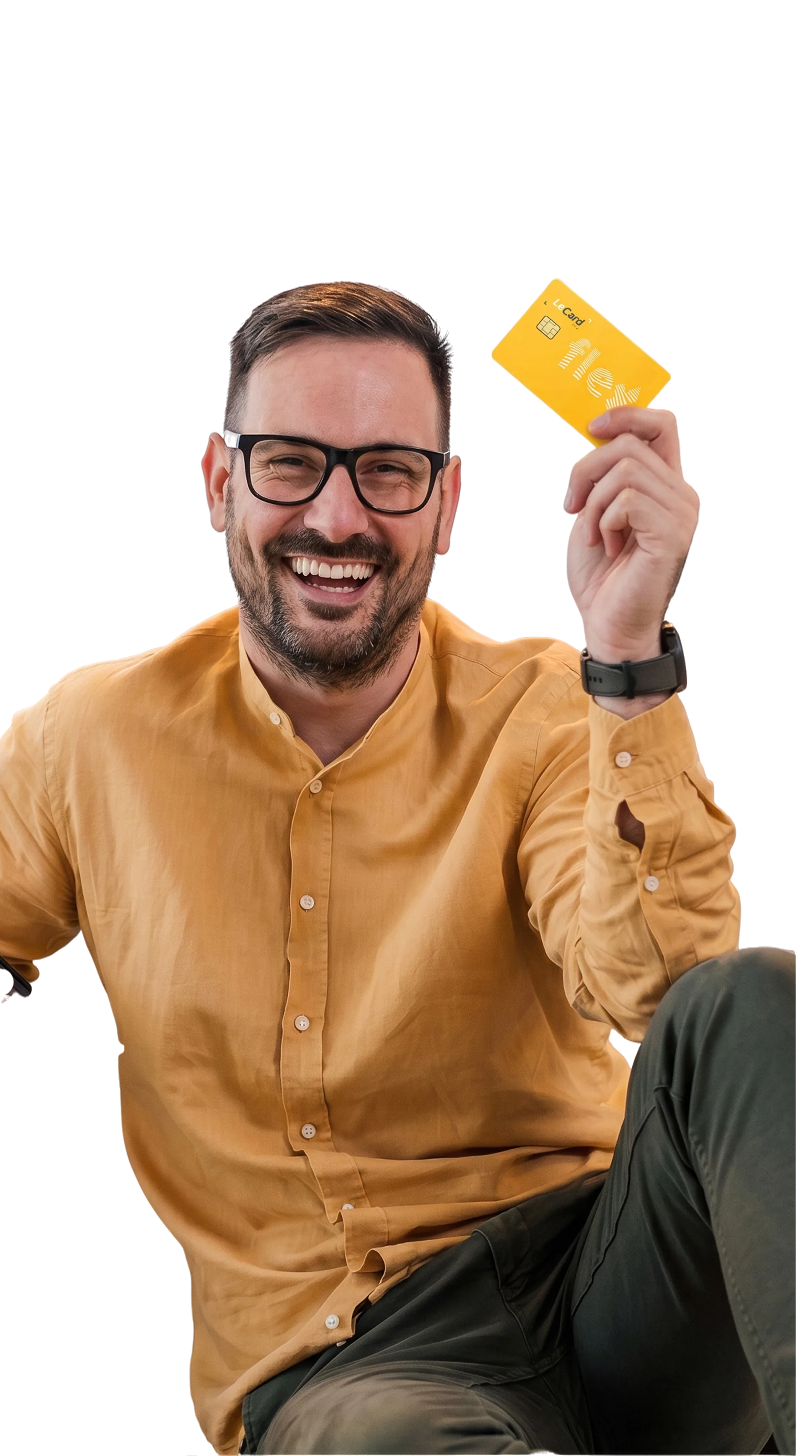 Usuário LeCard sorrindo e segurando o cartão flex