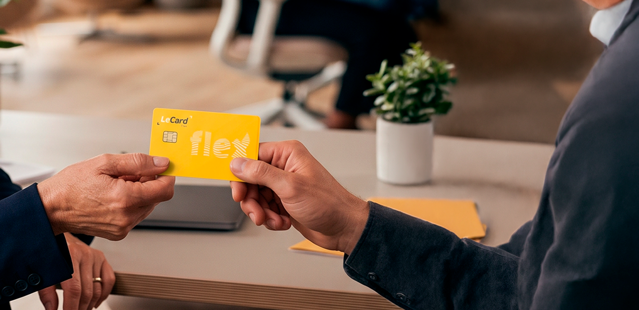 Gestor entregando o cartão LeCard flex a um colaborador