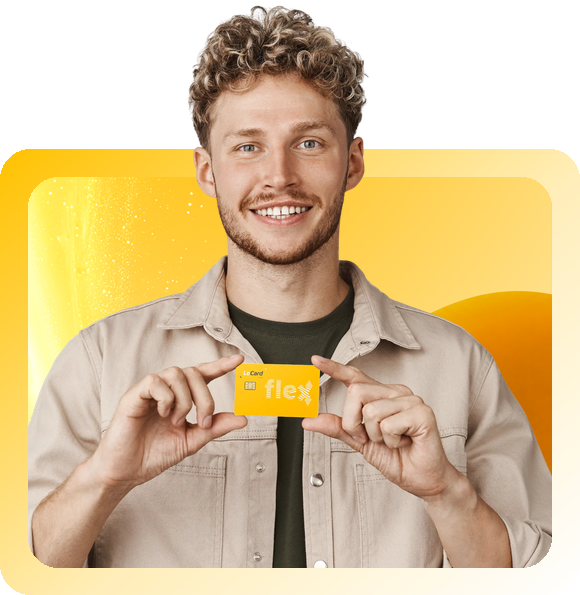 Especialista LeCard sorrindo segurando o celular com o app LeCard
