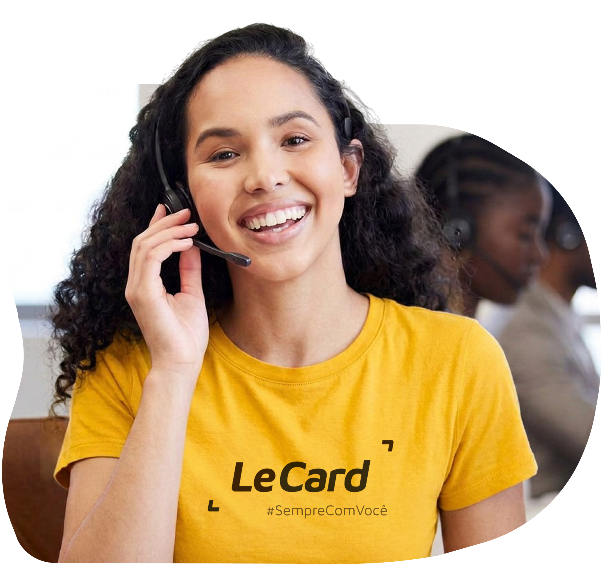 Atendente da LeCard sorrindo com fone de ouvido