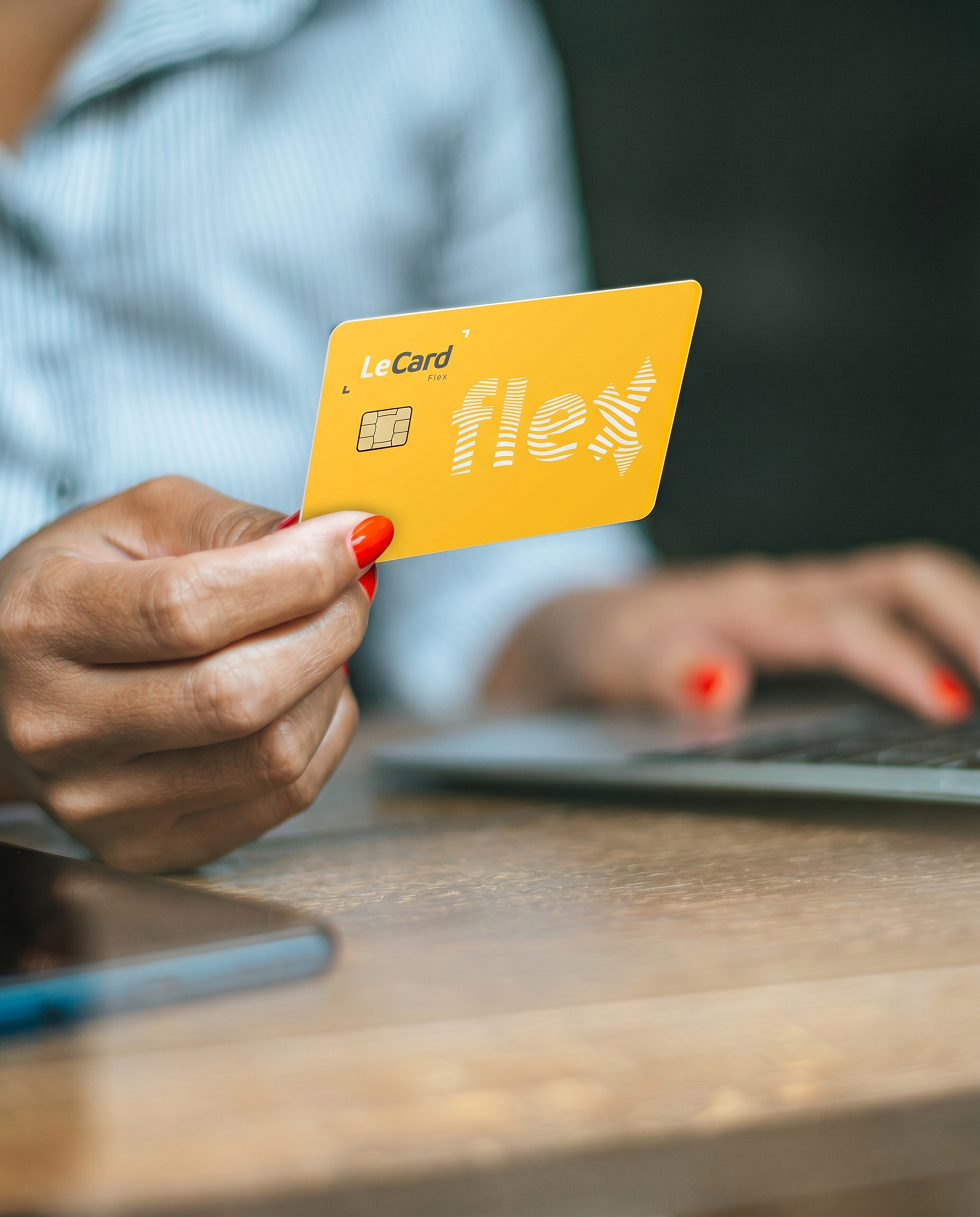Mão segurando o cartão LeCard flex
